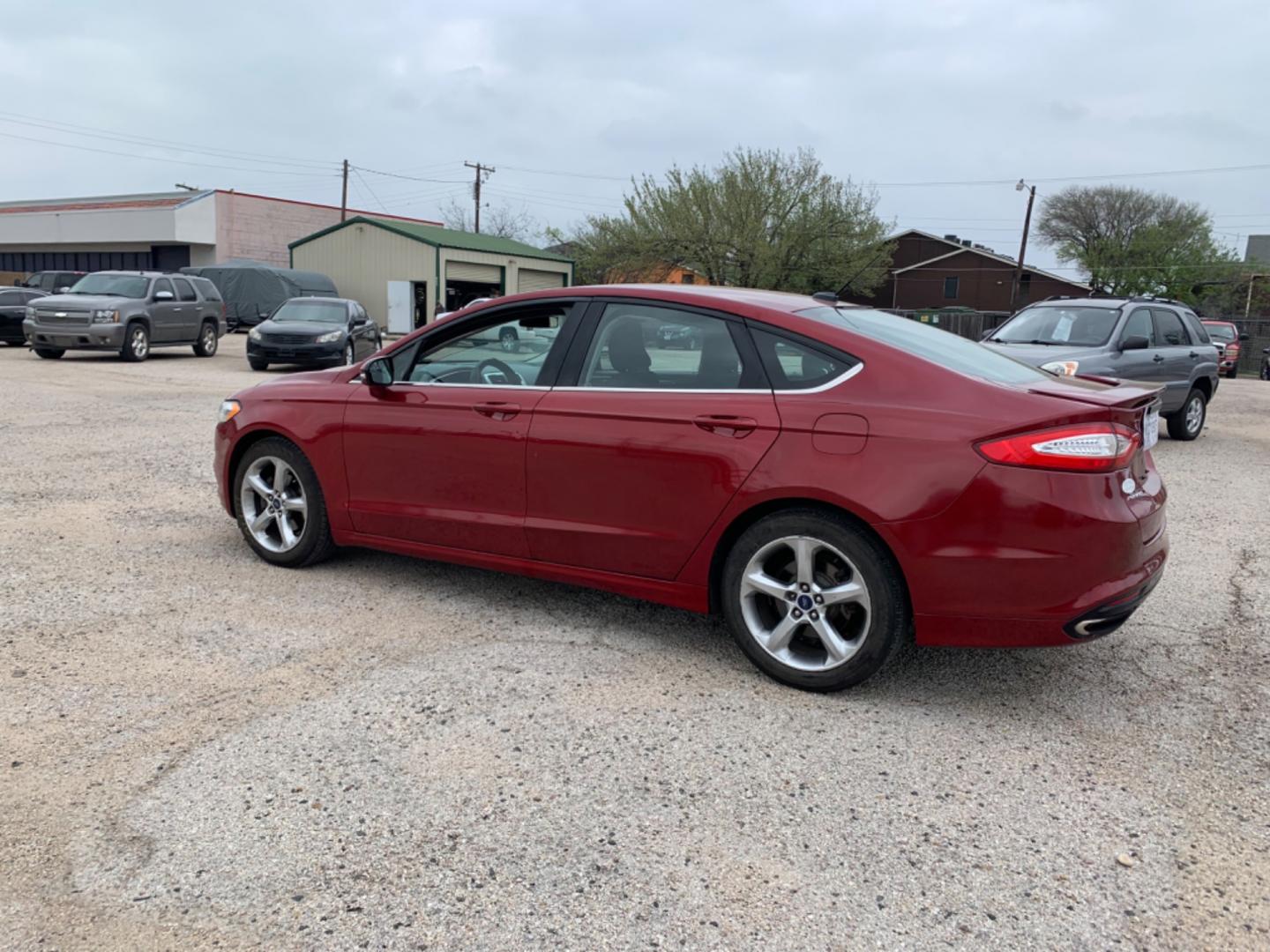 2015 Maroon /Black Ford Fusion SE (3FA6P0H95FR) with an 2.0L L4 DOHC 16V engine, Automatic transmission, located at 1830 North Belt Line Road, Irving, TX, 75061, (469) 524-0199, 32.834373, -96.993584 - Photo#6